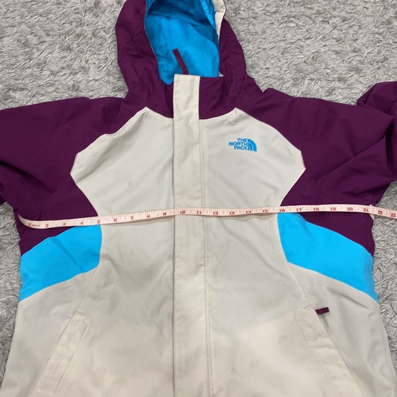 The Northface Girls Ski/Winter Jacket (SIze:18 XL) - Picture 10 of 15